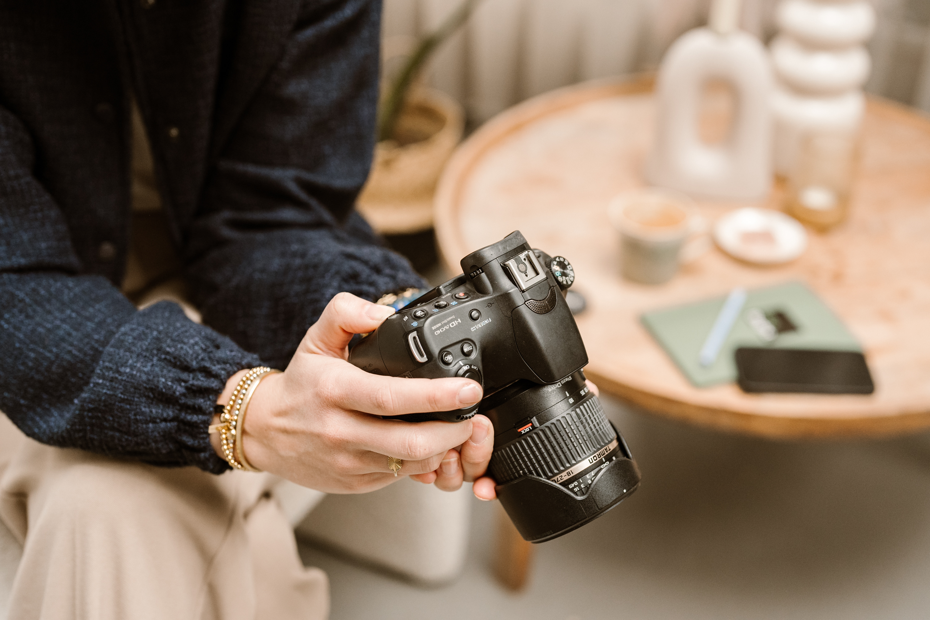 spiegelreflex camera in een hand